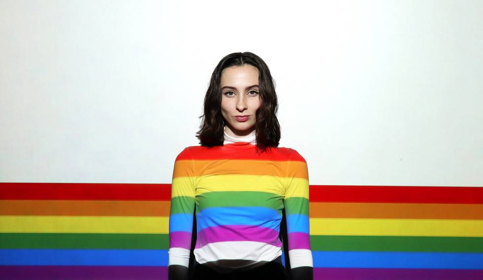 Frau vor Regenbogenwand Frau vor Regenbogenwand